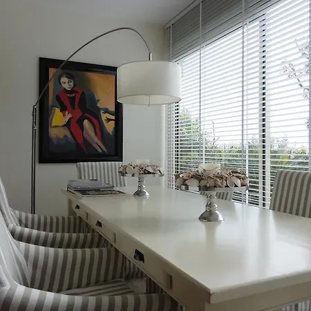 Bed & Breakfast Feline