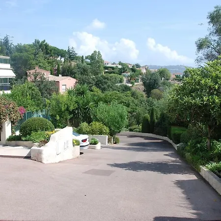 Bed & Breakfast Feline 3*